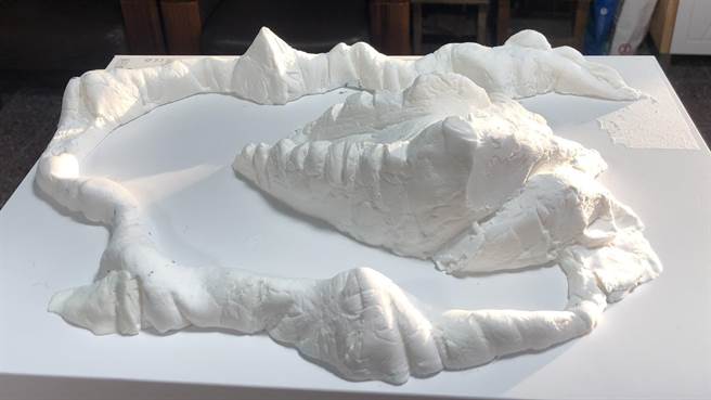 梨山中小学打造独一无二的山林戏场，校长洪永明以黏土捏出模型给厂商。（洪永明提供／陈淑娥台中传真）