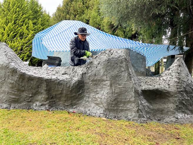 梨山中小学打造独一无二的山林戏场，校长洪永明协作施工。（洪永明提供／陈淑娥台中传真）