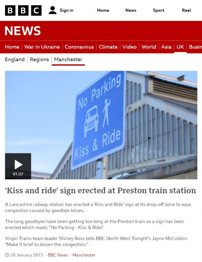 英国BBC曾有篇报导「Kiss and ride sign erected at Preston train station」，内文指出「人们在车站前的告别总是太长，为避免塞车，竖立亲一下就走的告示牌。」（图／截自BBC）