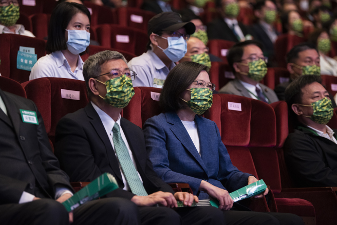 民進黨全代會上高喊「團結台灣、顧好未來」，蔡英文再提「2018年深刻的教訓」，前副總統陳建仁陪坐在蔡英文身旁，眼前這幅團結圖像「充足的準備」還有絃外之音。（圖/民進黨中央）