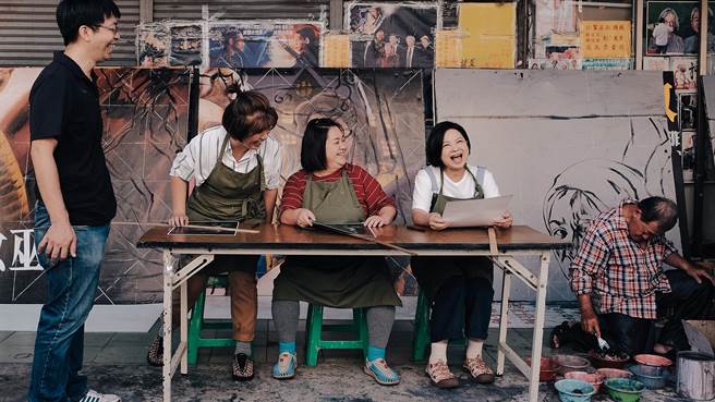 最新旅程是嚴藝文（左起）、鍾欣凌、楊貴媚前往台南學習手繪電影看板。（桂田文化藝術基金會提供）