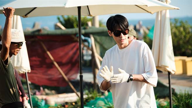 李玉璽擔任神隊友幫助3位老少女。（桂田文化藝術基金會提供）