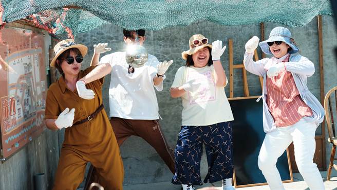 嚴藝文（左起）率領李玉璽、鍾欣凌、楊貴媚重現90年代大舞廳場景。（桂田文化藝術基金會提供）