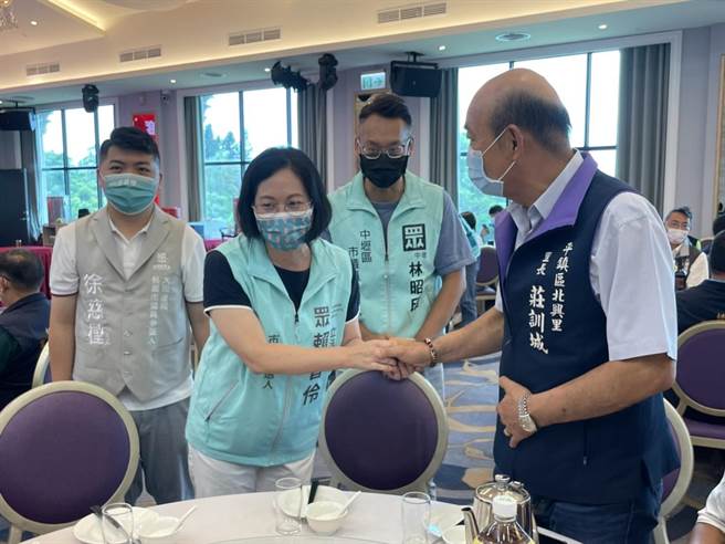 民眾黨桃園市長參選人賴香伶與里長們互動。(呂筱蟬攝)