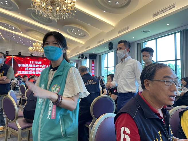 民進黨桃園市長參選人林智堅到場與里長請託問候。(呂筱蟬攝)