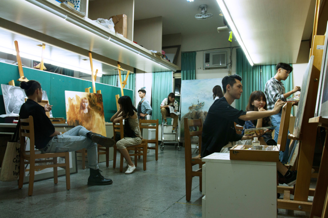 玄奘大学艺术与创意设计学系个人独立空间创作教室。(图/玄奘大学提供)