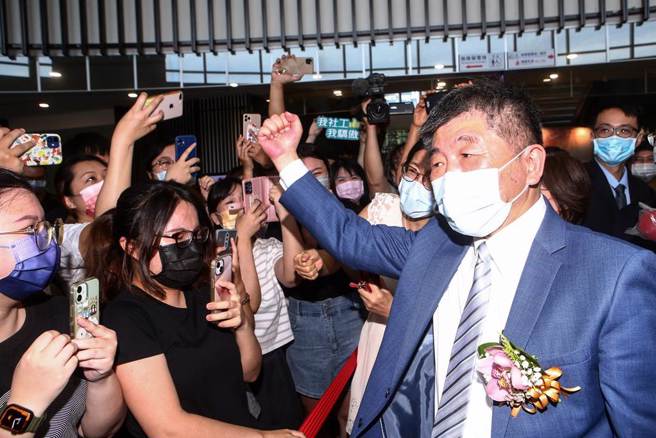 卫生福利部于18日举行部长交接典礼，卸任部长陈时中典礼开始致词时开口第一句及最后一句话都说「请大家惠赐一票！」他说，自己有新的任务，势必「使命必达。」典礼结束后，他在卫福部的同仁簇拥下，离开卫福部。（邓博仁摄）
