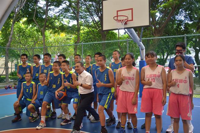 新北市树林区民生亲子公园风雨球场今启用，邀请曾夺下全国中正杯篮球冠军的三多国中篮球队开场，侯友宜也与学生进行投篮练习。（蔡雯如摄）