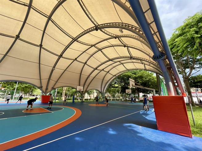 新北市树林区民生亲子公园风雨球场今启用，该球场斥资1800万元兴建，坐落在树林区及板桥区交界处，将吸引大量民眾使用。（树林区公所提供）