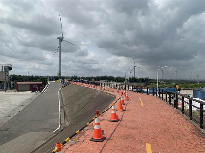 大安滨海自行车道，因沿海咸水风强，部分自行车道栏杆已锈蚀甚至破裂。(市议员李荣鸿服务处提供)