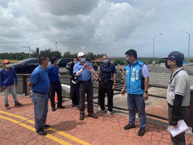 市议员李荣鸿接获民眾陈情，特向观旅局争取170万元做修復，18日特到现场视察工程进度。(市议员李荣鸿服务处提供)