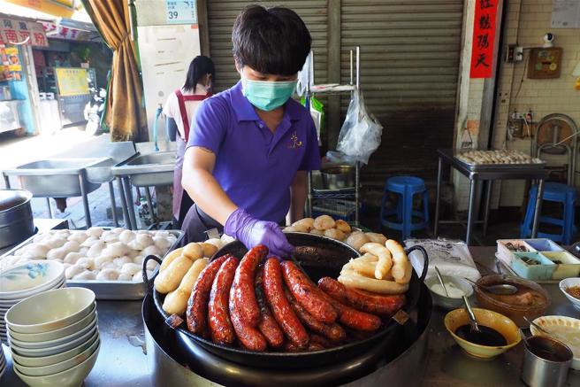 东港正宗肉丸蒸的、炸的肉圆都卖。(图/林格立)