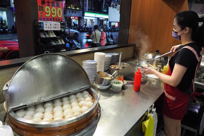 肉圆与四神汤是常见的搭配组合。(图/林格立)