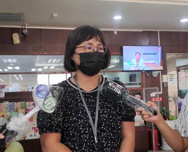 高雄市社会局家防中心主任李慧玲说明大寮虐婴案处理情形。（翻摄照片／林瑞益高雄传真）