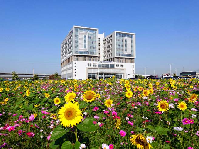 中亚联大投入筹建医疗、长照机构，培育3000位大健康产业人才。图为亚洲大学附属医院，已成为中彰投重要的区域医院。(照片/中亚联大提供)