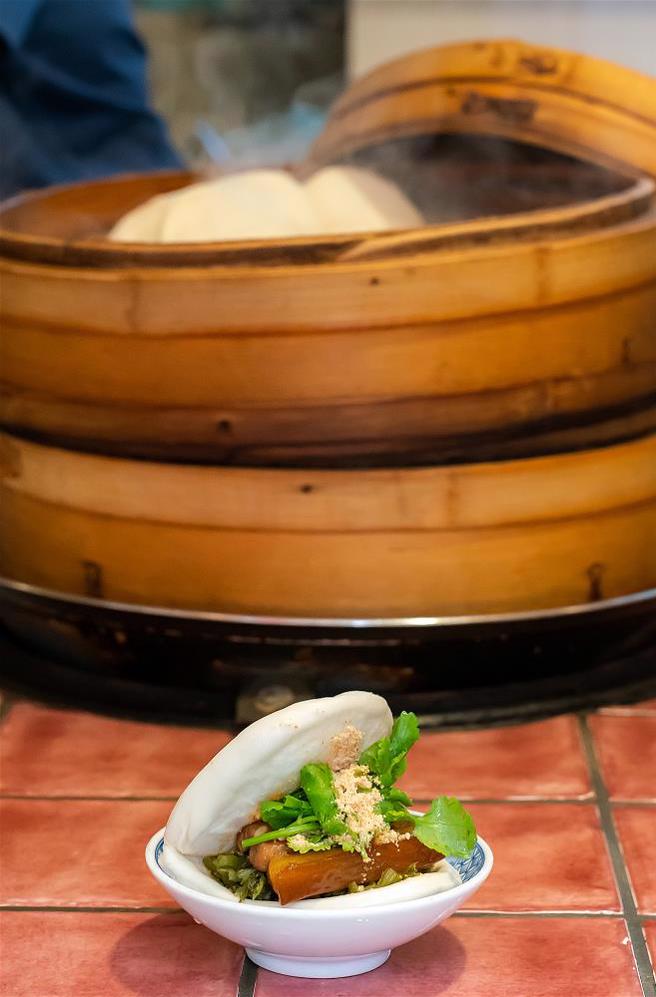 蔡珠兒指出，刈包的麵皮一邊是開放的，裡面的內餡可讓人大玩創意。
(圖/林旻萱)