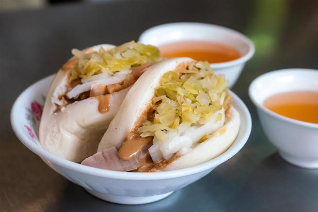 「阿松割包」有內餡獨特的豬舌包，搭配老闆熬煉、免費提供的湯品，成就了超過一甲子的美味。
(圖/林旻萱)