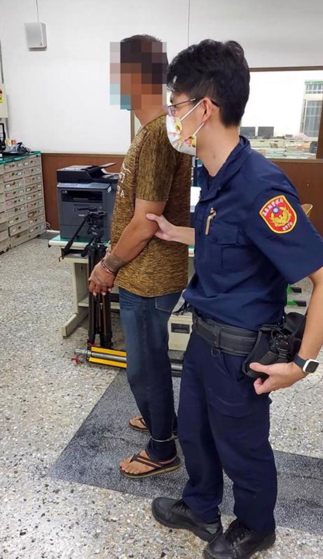 嘉义县詹姓男子日前至水上乡一家米店偷走约4钱重神明金牌，业者询问找谁，詹男慌张驾车离开，店家觉得可疑记下车牌，警循线逮人，依窃盗等罪嫌移送。（图/ 中央社）