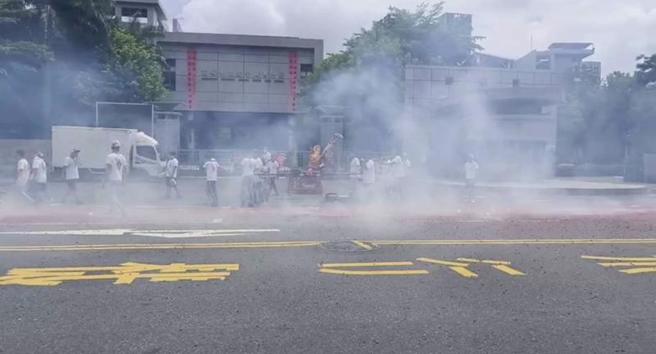 高雄市左營區17日有廟方舉辦文衡聖帝遶境活動，因在學校附近燃放超長鞭炮污染空氣、燻黑馬路，遭高雄市環保局開罰。（圖/ 中央社）