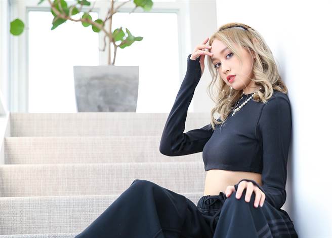 黃懷萱今接受媒體聯訪，即將於8月發行專輯。（陳俊吉攝）