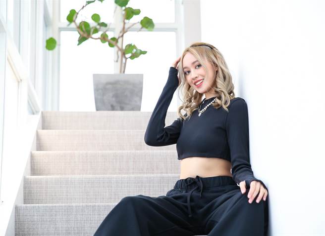 黃懷萱外型亮麗，擁有纖細蠻腰及一雙修長美腿。（陳俊吉攝）