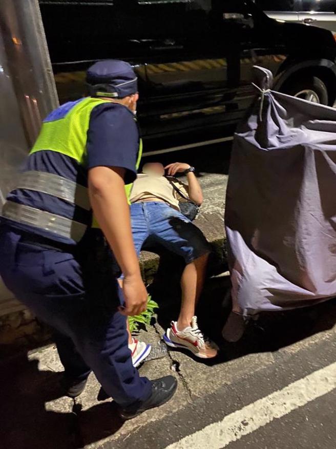 基隆市吳姓男子日前到女友家提親成功將如願迎娶美嬌娘，與親家宴飲後返家，因不勝酒力攤倒在正濱路巷弄一輛休旅車車底，警方發現後聯繫吳男未婚妻，協助吳男返家休息。（圖/ 中央社）