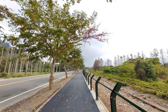彰化县为推广单车运动，向交通部提报「环岛自行车道升级暨多元路线整合推动计画修正计画」，获得中央核定2000万元，将率先投入二水乡自行车路网路段，该路段拥有能骑自行车追火车的独特美景。（本报资料照片）