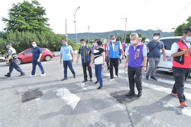 县长王惠美视察并指示儘速办理改善事宜，以确保用路人行的安全，塑造完整观光轴线。（吴建辉摄）