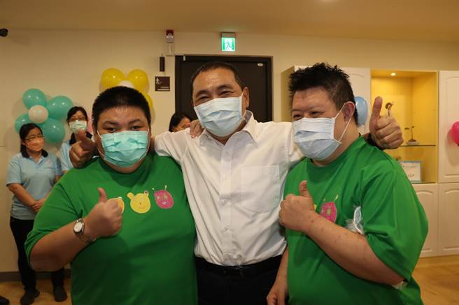 新北市为实现身心障碍朋友在地就养、在地乐活，设置第32家北大学勤小作所，让身心障碍者完成制作咖啡礼盒等工作，培养在社会立足的能力。（新北市社会局提供）