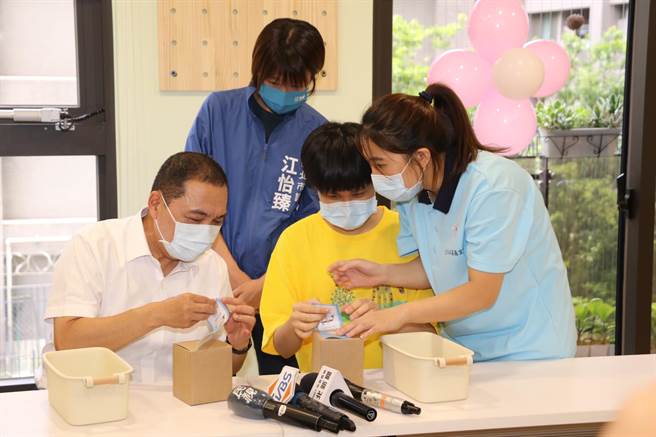 新北市为实现身心障碍朋友在地就养、在地乐活，设置第32家北大学勤小作所，让身心障碍者完成制作咖啡礼盒等工作，培养在社会立足的能力。（新北市社会局提供）