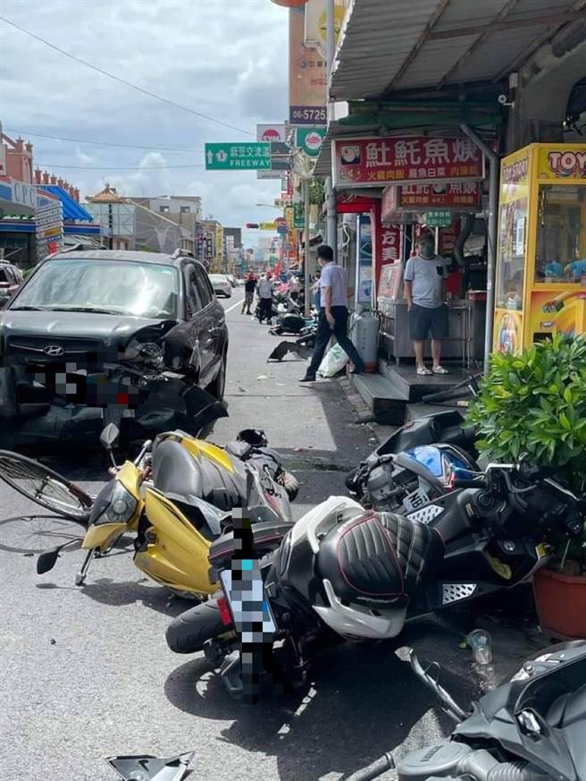 台南市麻豆区中山路今天中午1时许发生一起连环车祸，据警方调查，为一辆黑色自小客车逆向行驶才酿祸。（读者提供／张毓翎台南传真）