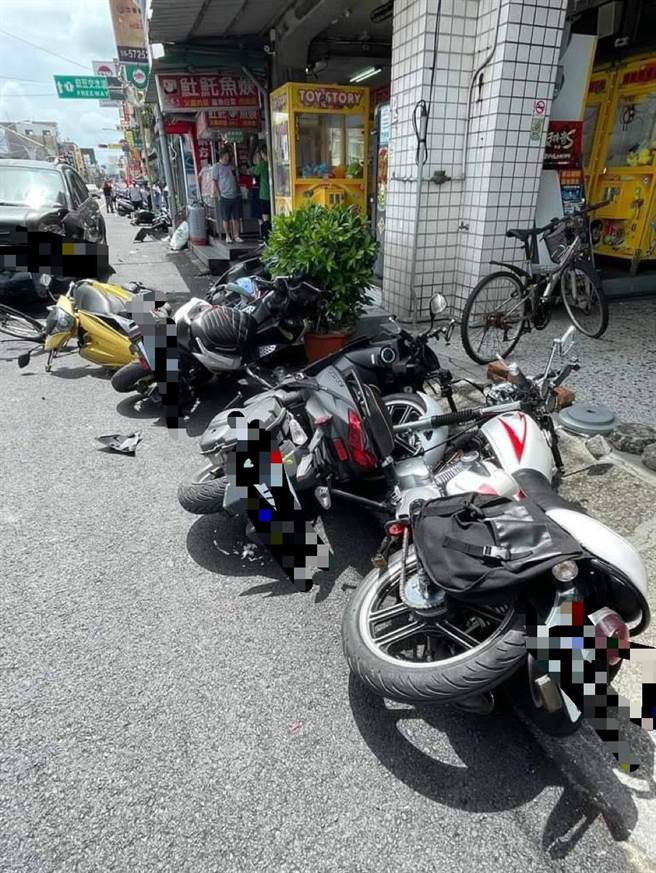 沿线有2辆自小客车、9辆机车和2辆脚踏车因车祸受波及。（读者提供／张毓翎台南传真）