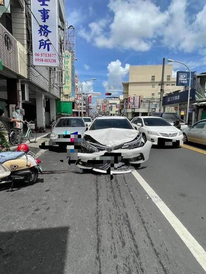 沿线有2辆自小客车、9辆机车和2辆脚踏车因车祸受波及。（读者提供／张毓翎台南传真）