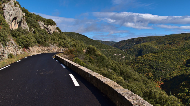 巴基斯坦一辆结婚礼车在行经公路时失控坠谷，造成5人受伤、4人死亡。(示意图/达志影像)