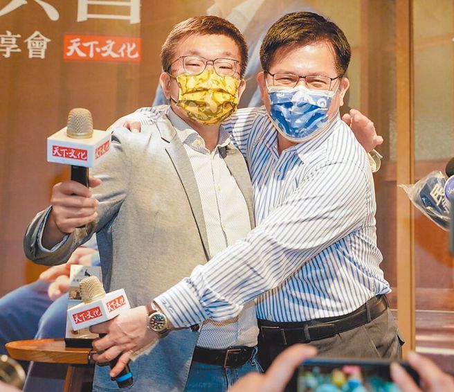 民进党台中市长参选人蔡其昌（左起）举办新书发表，新北市长参选人林佳龙到场力挺。（蔡其昌服务处提供／林欣仪台中传真）