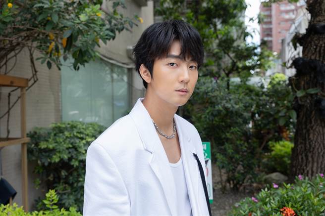 許書豪在新歌〈逼瓦特 Be Water My Friend〉。（華納音樂提供）