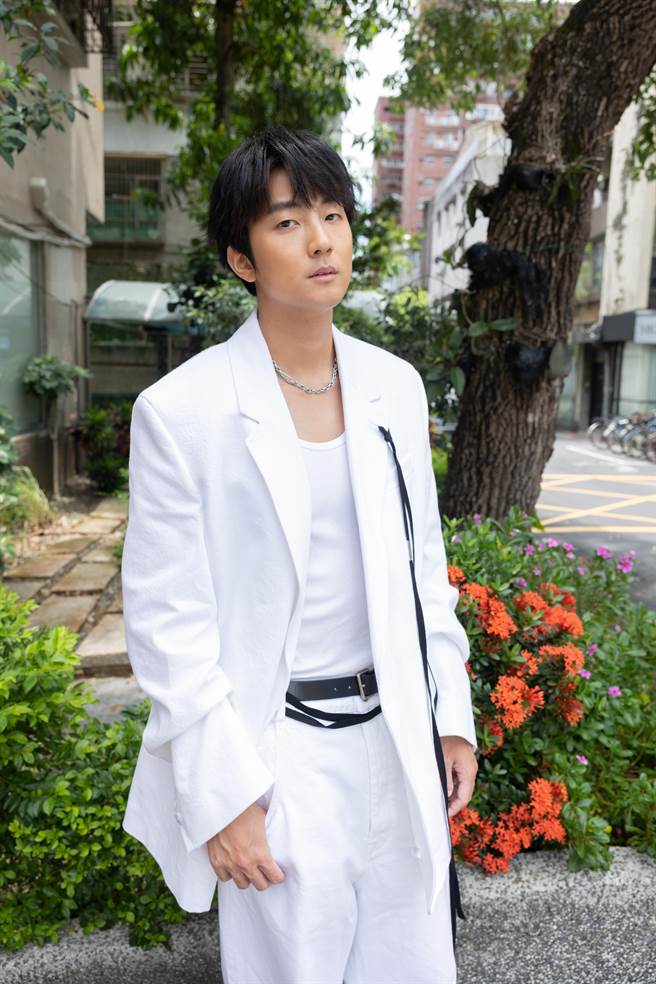 許書豪在新歌〈逼瓦特 Be Water My Friend〉。（華納音樂提供）