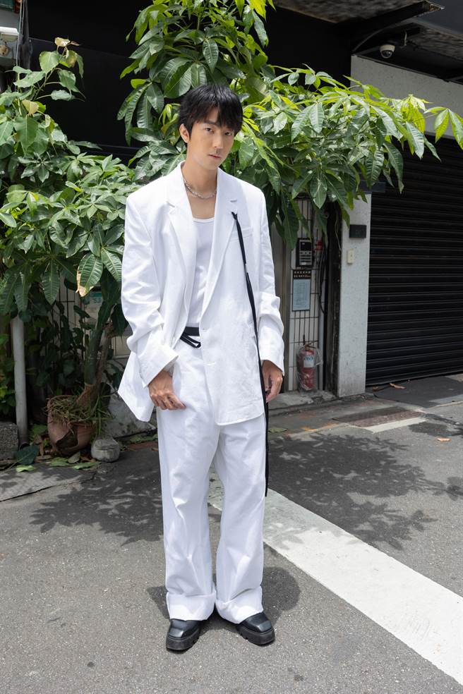 許書豪在新歌〈逼瓦特 Be Water My Friend〉。（華納音樂提供）