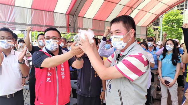 苗栗议长锺东锦（右)坚持参选到底，他今天回呛党中央才是放冷箭、无形追杀。（李京升摄）