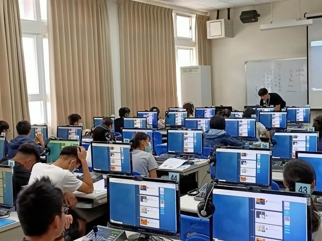 台中市免费「云端英语学堂」，108至110年度已有2万5000人次学生受惠。(台中市教育局提供)