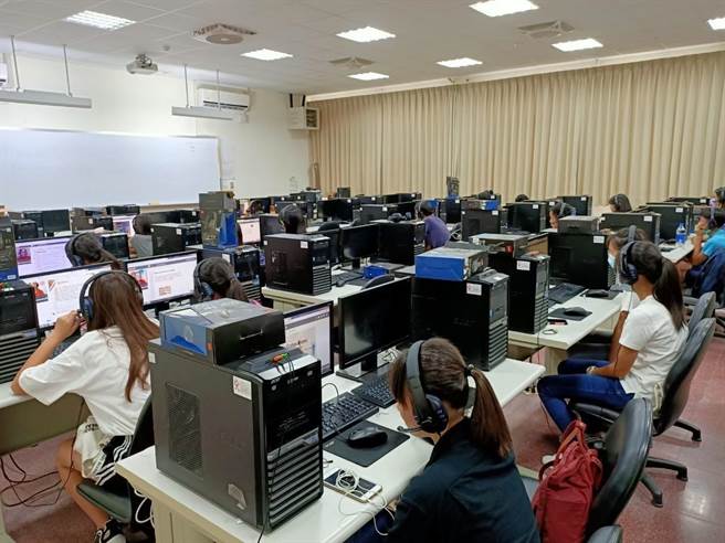 台中市免费「云端英语学堂」，108至110年度已有2万5000人次学生受惠。(台中市教育局提供)