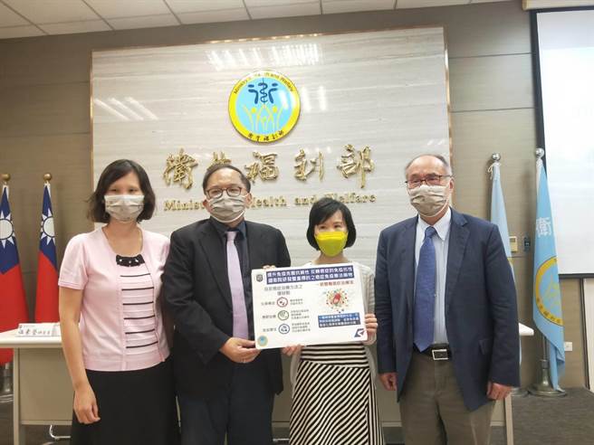 國衛院生技與藥物研究所發表最新研究成果，找到可同時「抑制癌細胞」並「活化免疫細胞」的藥物。（王家瑜攝）