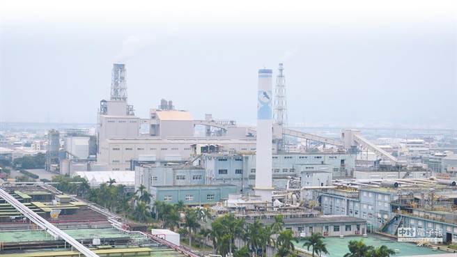 台化彰化廠以汽電共生鍋爐操作許可證未通過，造成台化鉅額損失向彰化縣政府請求高達11.4億天價國賠但遭駁回，後來向法院提起損害賠償訴訟，近日判決出爐，彰化地院認彰化縣政府有違法之行政處分，致原告被迫停產無法營運而受有損害，須賠償台化4億7704萬6416元。（本報資料照片）