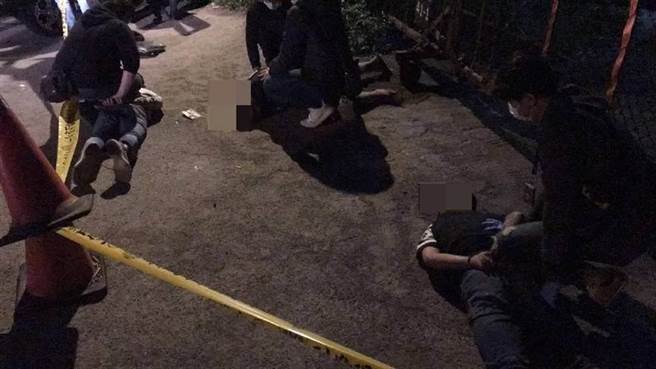 新北市五股區便利商店去年12月14日發生ATM搶案，19歲蔡姓保全與21歲劉姓男子合謀，搶走121萬多元現金。新北地院合議庭以「情輕法重」為由，對2人減刑，判處劉男、蔡男3年10月徒刑、3年6月徒刑。（蔡雯如翻攝）