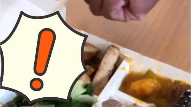 一名男網友表示，今日中午於便當店買午餐，回家打開後發現白菜中有一隻身長約10公分的小蛇，經高溫烹煮已死亡。（圖／翻攝自爆廢公社）