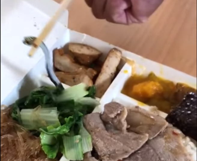 原PO在菜格中發現小蛇。（圖／翻攝自爆廢公社）