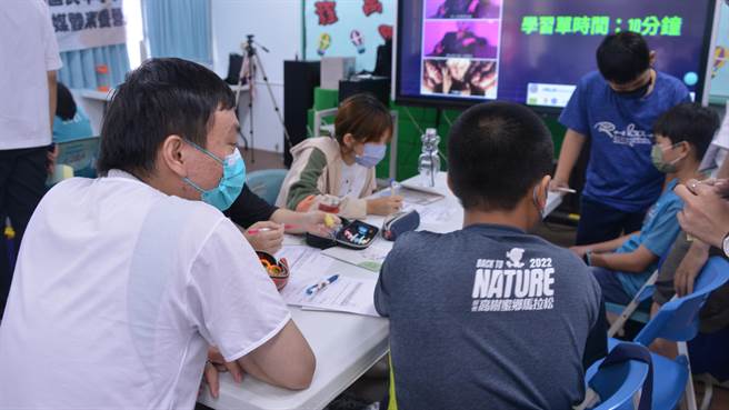 台师大大传所在屏东县县大路关国中小办理媒体素养营，学生认真听课。（台师大大传所提供／林志成台北传真）