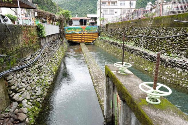 二峰圳流淌屏东百年，是台湾歷史上重要水利工程，今年适逢二峰圳百年，屏东县政府推出「二峰圳潺流百年游来义一日游」，23日起至8月28日间共12梯次，透过深度旅游讲解中可了解水圳工程的歷史意义。（图/ 中央社）