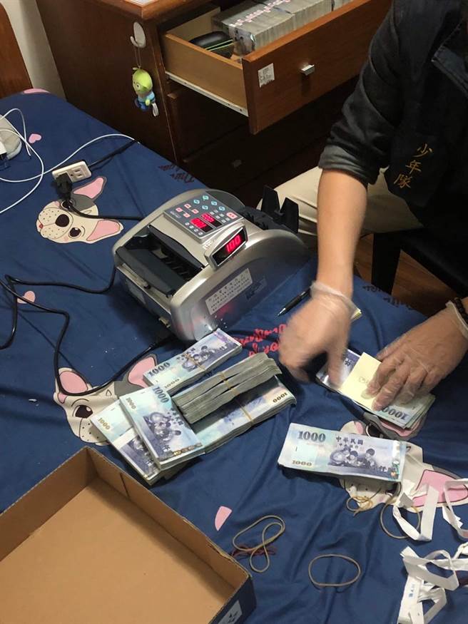 20岁陈姓少年常在抖音或IG炫富，实际是线上博弈非法吸金1.7亿。(市府提供／蔡依珍桃园传真)