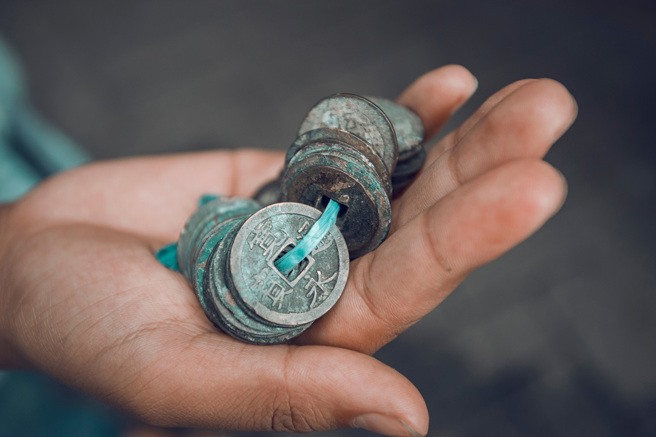 春秋戰國時期，古人就已經有儲蓄觀念，會把財產藏在住家各處。(示意圖/達志影像)